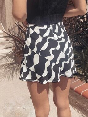 Black & White Abstract Print Skort with Sleek Silhouette